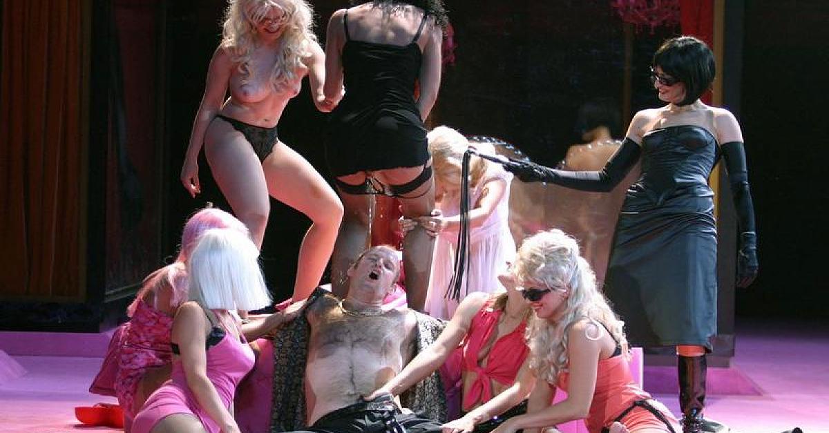 Musik-Die-Entfuehrung-aus-dem-Serail-in-Berlin-2004-Jens-Larsen-als-Osmin-M-im-Kreise-zahlreicher-Freudenmaedchen