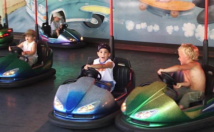 Op het zeildoek van de botsauto’s