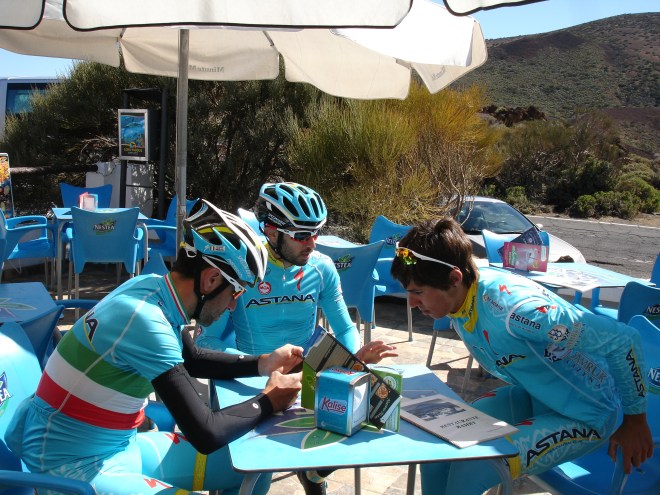 90 vincenzo nibali met dario cataldo en davide malacarne