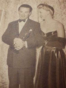 55 ginger rogers geeft oscar aan miklos rozsa voor beste muziek 1946