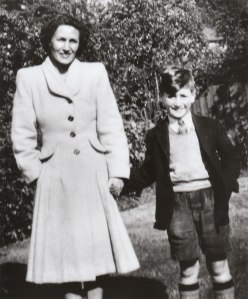 87 Tante Mimi & John Lennon