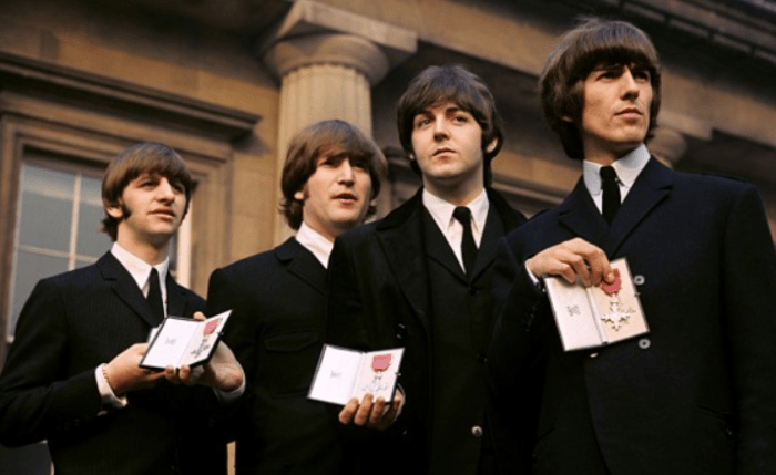 Zestig jaar geleden: The Beatles krijgen een MBE op Buckingham Palace