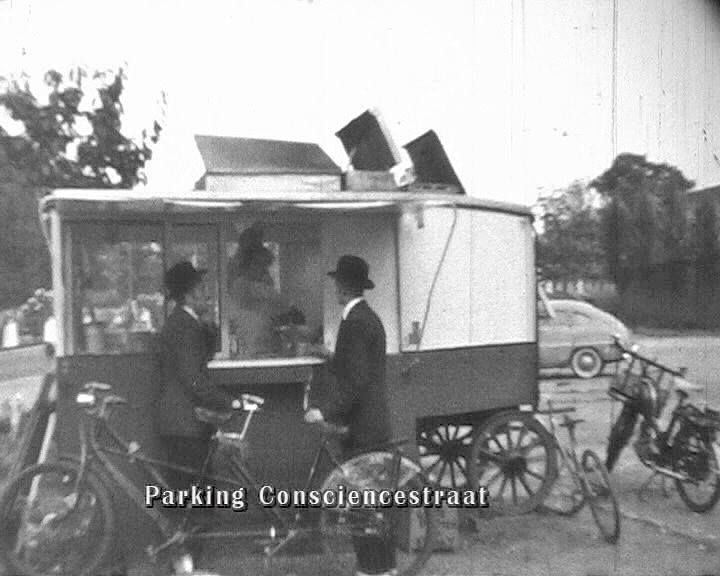 59 snapshot uit de film de zwarte map aan frietkot van verest