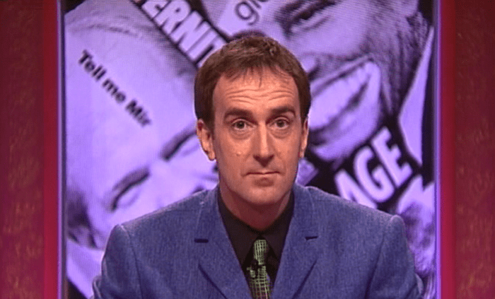 Angus Deayton wordt zeventig…
