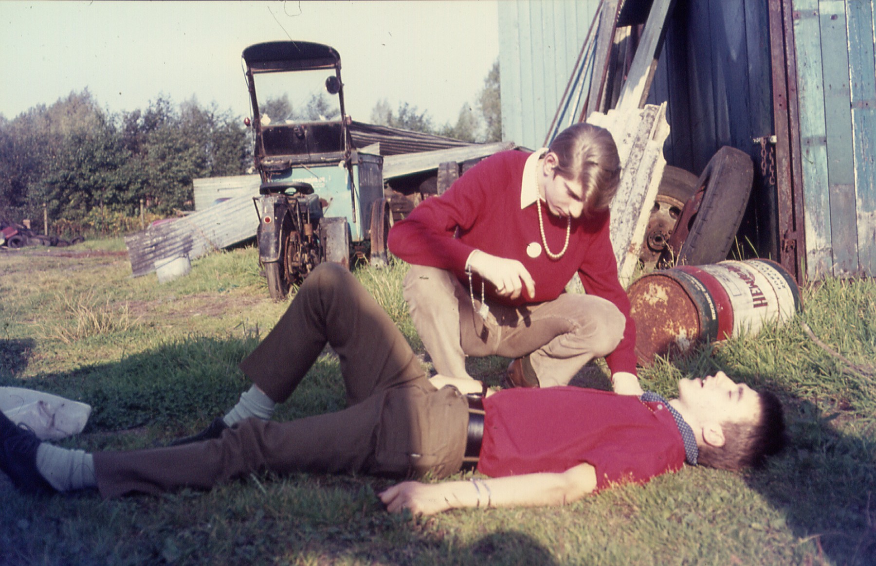 52 Een dode met z'n knie omhoog