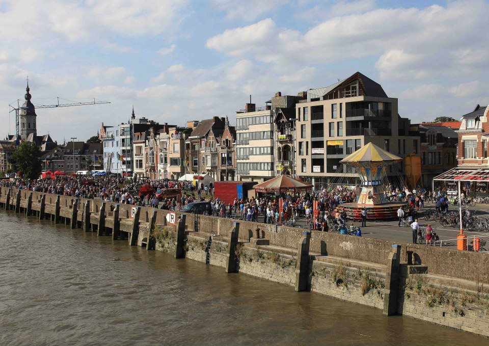 Genesis-Land-of-confusion-single-cover