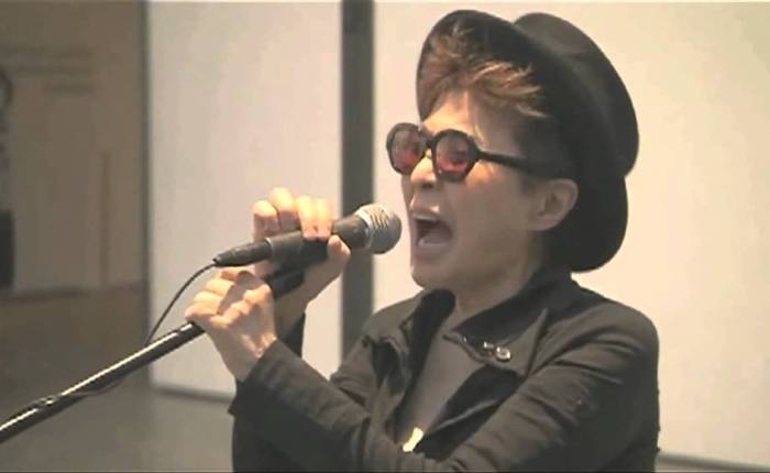Yoko Ono wordt negentig…