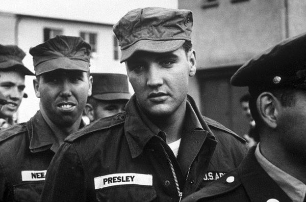 65 jaar geleden: Elvis Presley “moet” naar ’t&nbsp;leger
