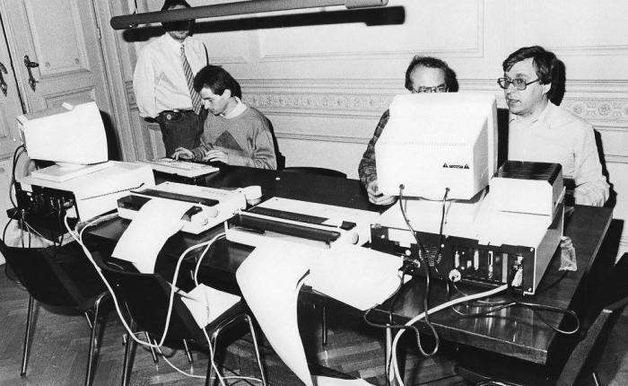 25 jaar geleden: ouders proberen kinderen bij te&nbsp;benen