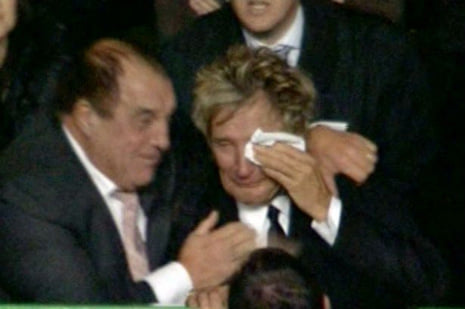 Tien jaar geleden: Rod Stewart weent van&nbsp;geluk