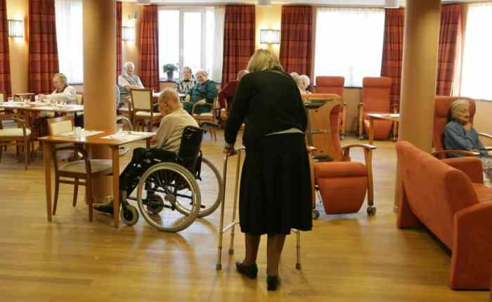 De peperbus van nonkel Miele (65): neemt de honger naar winsten de ouderenzorg over?