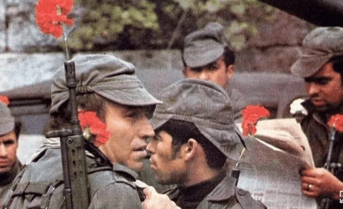 De peperbus van nonkel Miele (69): vijftig jaar&nbsp;Anjerrevolutie