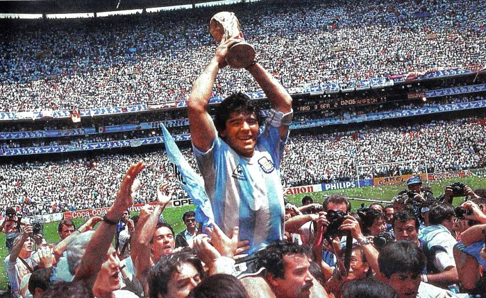 De peperbus van nonkel Miele (85): Maradona en de ‘hinchadas’, symbool van sociaal&nbsp;verzet