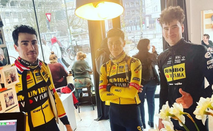 Jumbo-Visma bij Bar&nbsp;Bidon