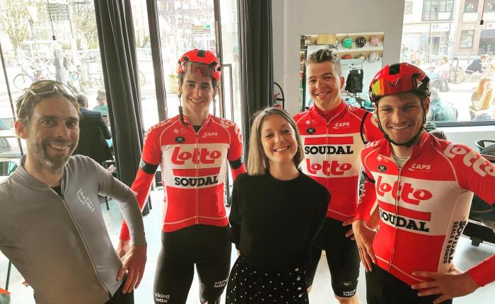 De Lotto-ploeg bij Bar&nbsp;Bidon