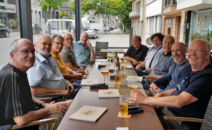 Oud-klasgenoten in taverne De&nbsp;Koerier