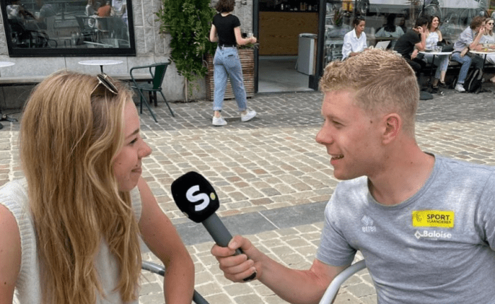 Helene Hesters wordt “geïnterviewd” door haar broer Jules