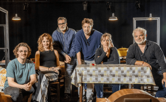 “Waar komt toch die dwangmatige neiging vandaan om theaterstukken uit het verleden te ‘actualiseren’?”