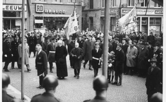 Zestig jaar geleden: huldiging gesneuvelden aan het gemeentehuis van&nbsp;Temse