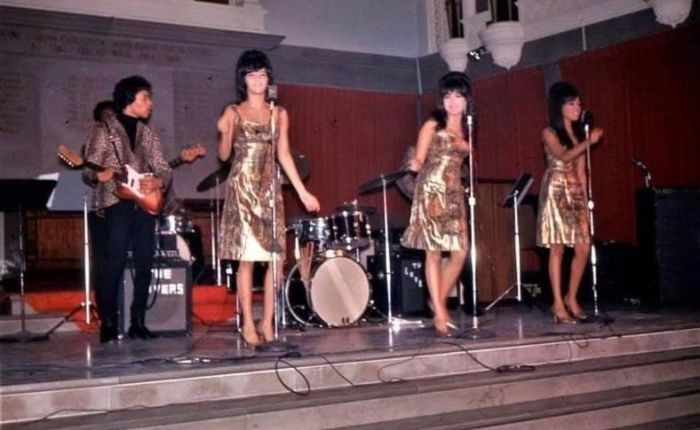 Zestig jaar geleden: Jimi Hendrix als begeleider van The&nbsp;Ronettes